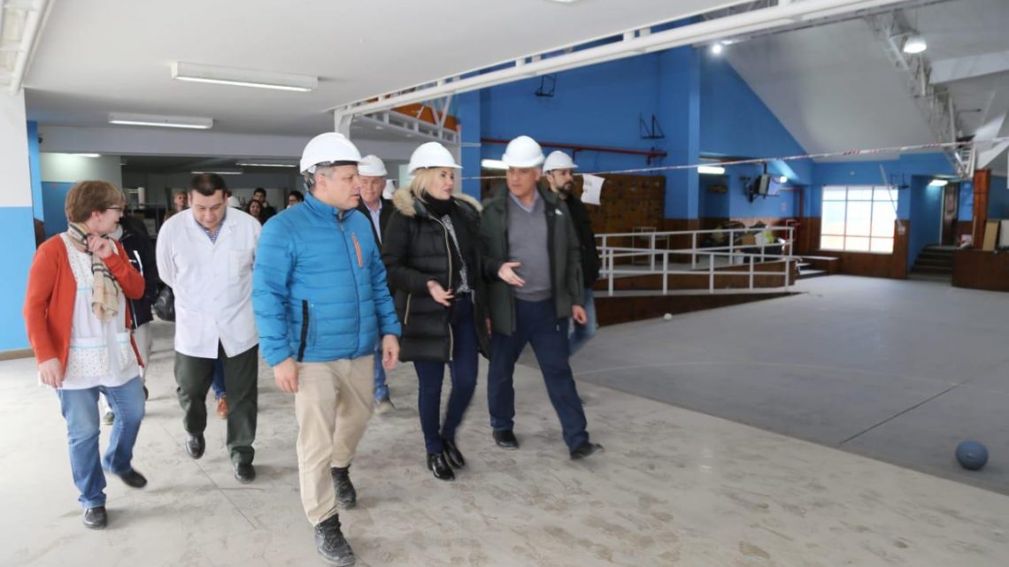 LA GOBERNADORA RECORRIÓ LA OBRA DE RECONSTRUCCION DE LA ESCUELA N° 20 y N°26 DE RIO GRANDE LA GOBERNADORA RECORRIÓ LA OBRA DE RECONSTRUCCION DE LA ESCUELA N° 20 y N°26 DE RIO GRANDE