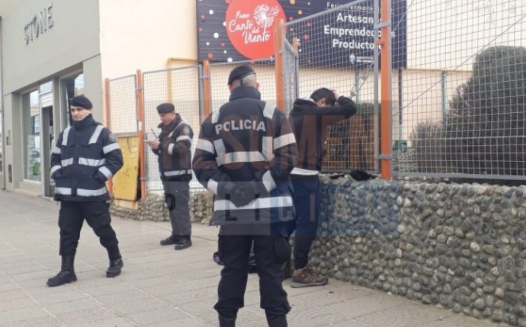 Detuvieron A Un Joven En Pleno Centro Con 30 Porros De Marihuana Detuvieron A Un Joven En Pleno Centro Con 30 Porros De Marihuana