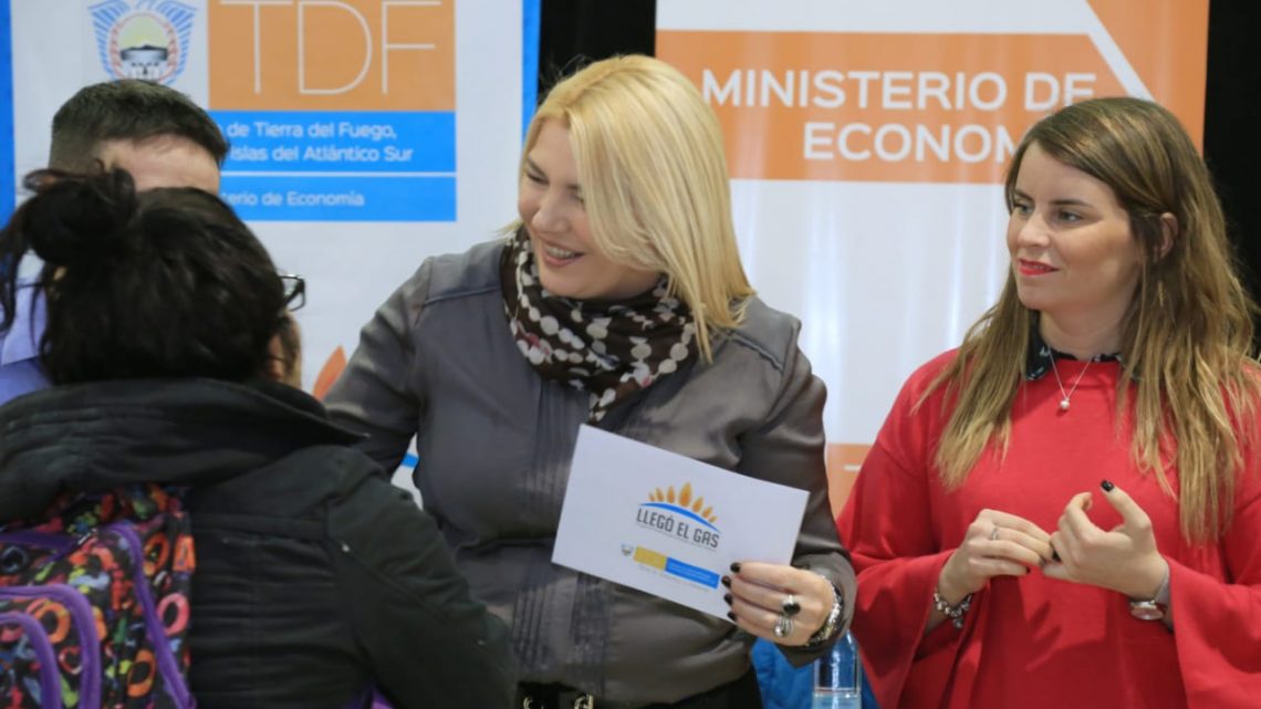 UNA NUEVA ENTREGA DE «LLEGÓ EL GAS» CERCA DE MIL FAMILIAS YA ACCEDIERON AL GAS NATURAL UNA NUEVA ENTREGA DE «LLEGÓ EL GAS» CERCA DE MIL FAMILIAS YA ACCEDIERON AL GAS NATURAL