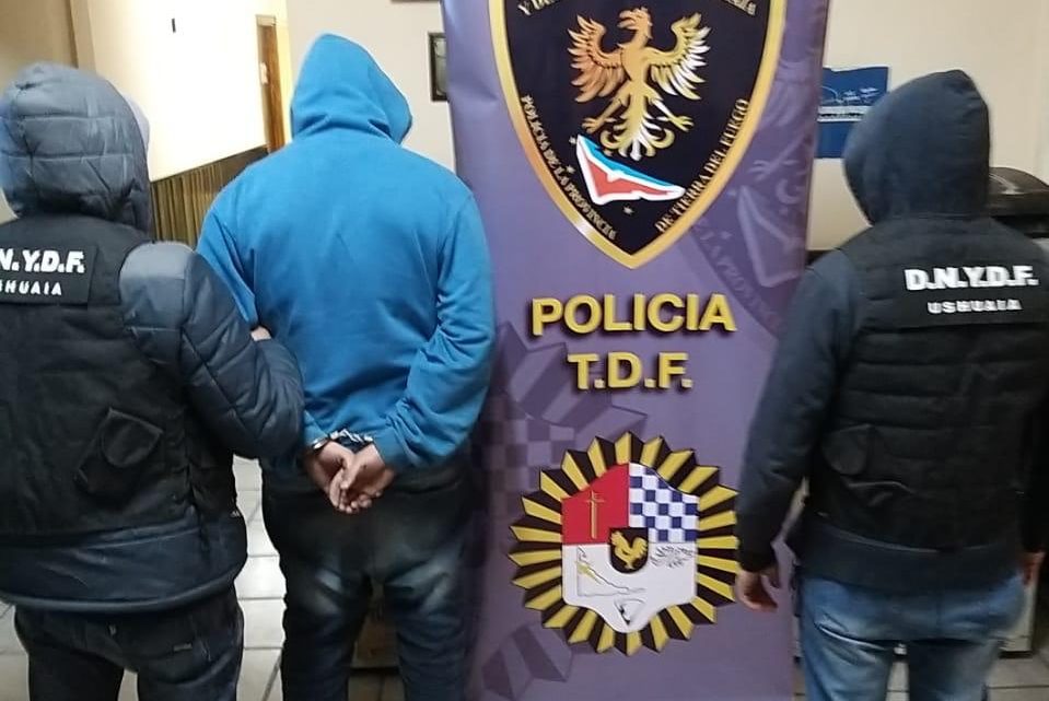LA POLICÍA PROVINCIAL INCAUTÓ MÁS DE 100 DOSIS DE COCAÍNA Y DETUVO A DOS SUJETOS LA POLICÍA PROVINCIAL INCAUTÓ MÁS DE 100 DOSIS DE COCAÍNA Y DETUVO A DOS SUJETOS