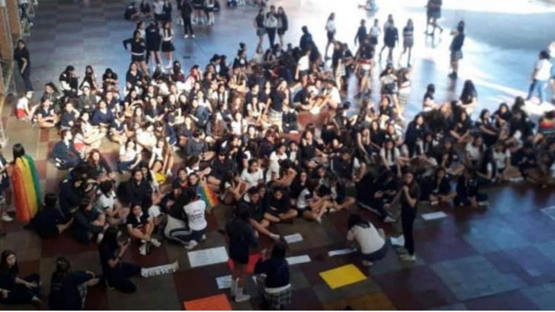Dos chicas se besaron en una escuela de Tucumán y el colegio llamó a sus padres por «inconducta» Dos chicas se besaron en una escuela de Tucumán y el colegio llamó a sus padres por «inconducta»