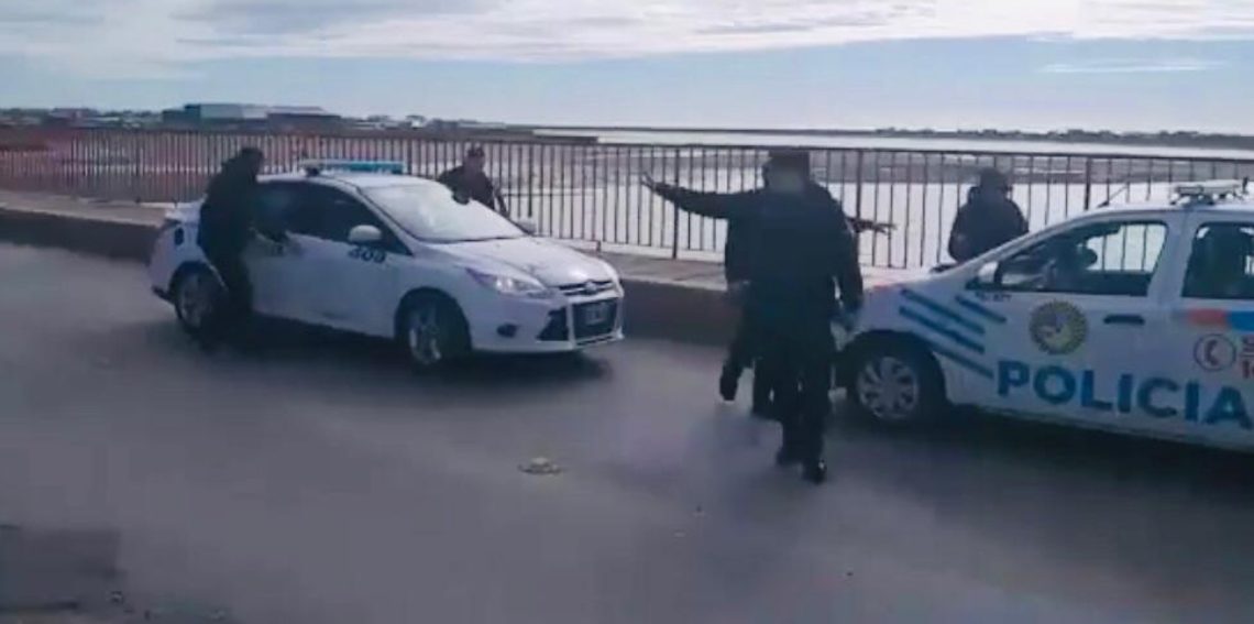 LA POLICÍA EVITÓ QUE UNA PERSONA SE TIRE DEL PUENTE MOSCONI LA POLICÍA EVITÓ QUE UNA PERSONA SE TIRE DEL PUENTE MOSCONI