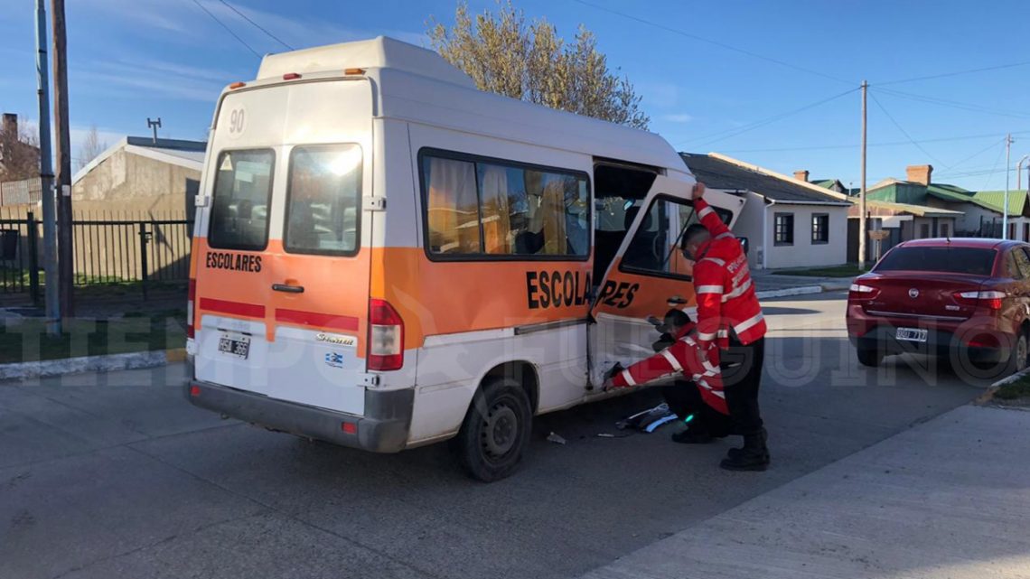 5 menores fueron trasladados al hospital luego del choque de un transporte 5 menores fueron trasladados al hospital luego del choque de un transporte