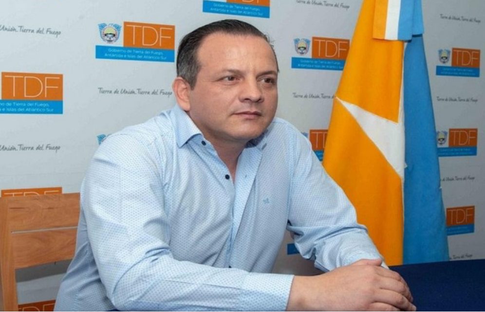 JAVIER EPOSTO DESMINTIÓ QUE SE SUSPENDEN LAS LICENCIAS A LOS POLICÍAS JAVIER EPOSTO DESMINTIÓ QUE SE SUSPENDEN LAS LICENCIAS A LOS POLICÍAS