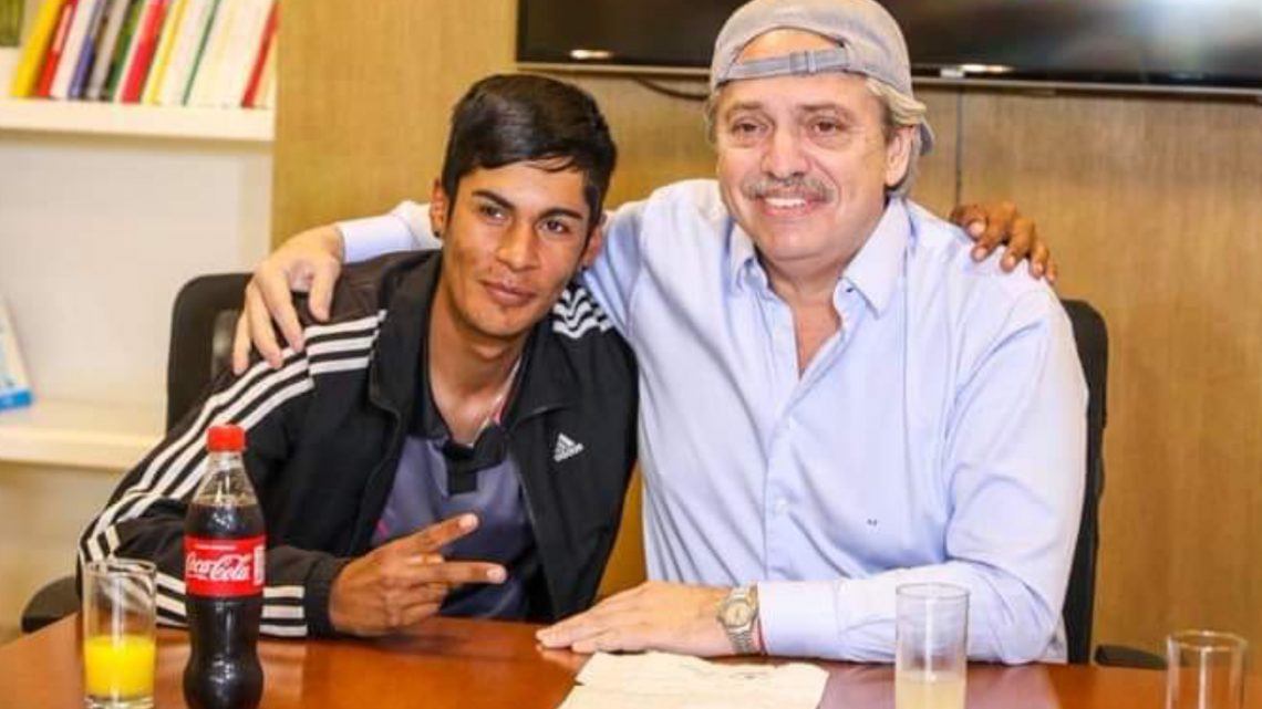 Alberto Fernández se reunió con Brian, el presidente de mesa discriminado en las redes, y se puso su gorra Alberto Fernández se reunió con Brian, el presidente de mesa discriminado en las redes, y se puso su gorra