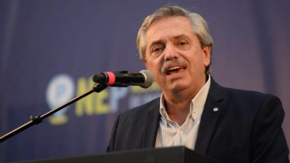 Alberto Fernández entregará una tarjeta alimentaria y una para pagar las tarifas Alberto Fernández entregará una tarjeta alimentaria y una para pagar las tarifas
