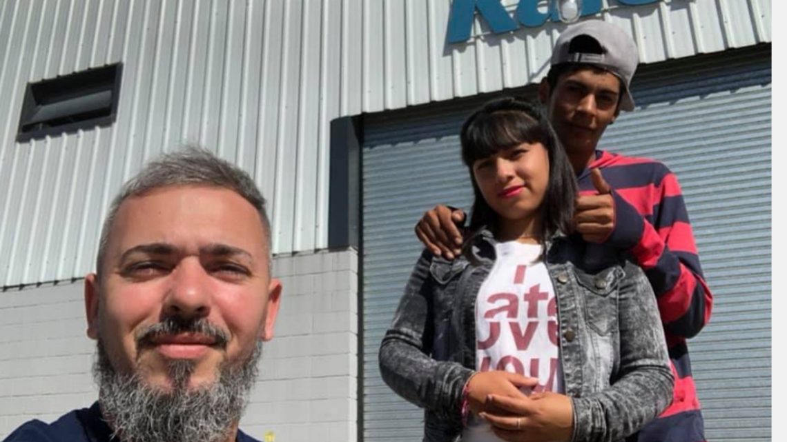 Brian, el fiscal de mesa discriminado, consiguió trabajo para él y su familia Brian, el fiscal de mesa discriminado, consiguió trabajo para él y su familia