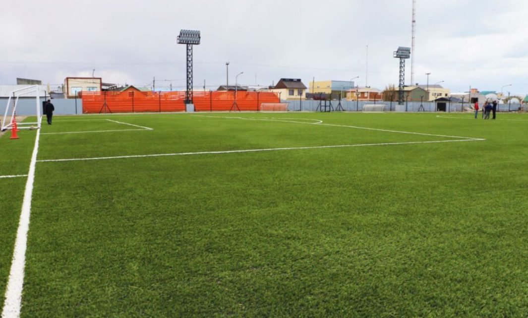 Se culminó la colocación de césped sintético en la cancha del Centro Deportivo Municipal de Río Grande Se culminó la colocación de césped sintético en la cancha del Centro Deportivo Municipal de Río Grande