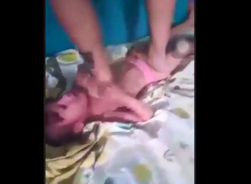 Mujer Pisotea Y Baila Sobre Su Hija De 3 Años Mujer Pisotea Y Baila Sobre Su Hija De 3 Años