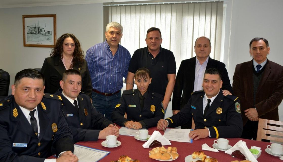 Tres Policías De Ushuaia Fueron Homenajeados Por Rescatar A Una Mujer Tres Policías De Ushuaia Fueron Homenajeados Por Rescatar A Una Mujer