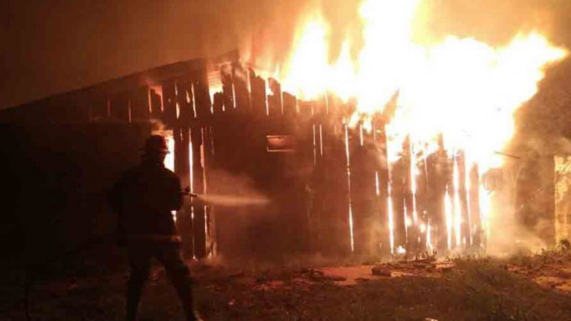 Terrible tragedia camino a Almanza: 5 muertos en el incendio de una cabaña Terrible tragedia camino a Almanza: 5 muertos en el incendio de una cabaña