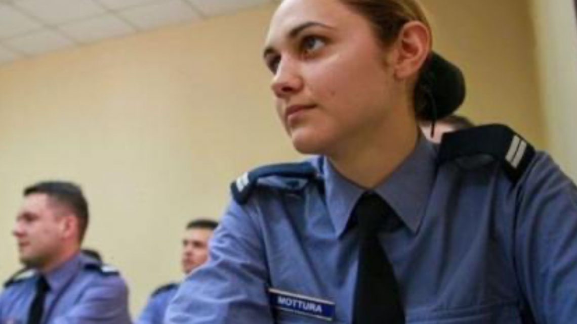 SE ENCUENTRAN ABIERTAS LAS PREINSCRIPCIONES PARA CURSAR LA CARRERA DE OFICIALES DE POLICIA DE LA PROVINCIA -AÑO 2020 SE ENCUENTRAN ABIERTAS LAS PREINSCRIPCIONES PARA CURSAR LA CARRERA DE OFICIALES DE POLICIA DE LA PROVINCIA -AÑO 2020