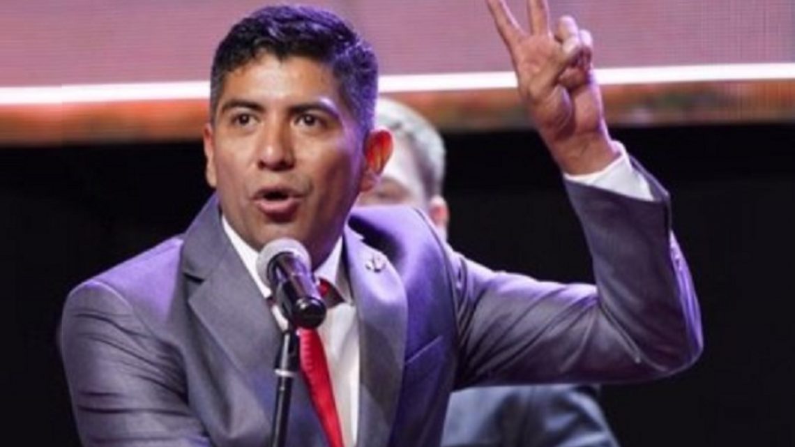 Javier Calisaya de vacaciones, salió a defender los contratos de sus familiares en el Municipio Javier Calisaya de vacaciones, salió a defender los contratos de sus familiares en el Municipio