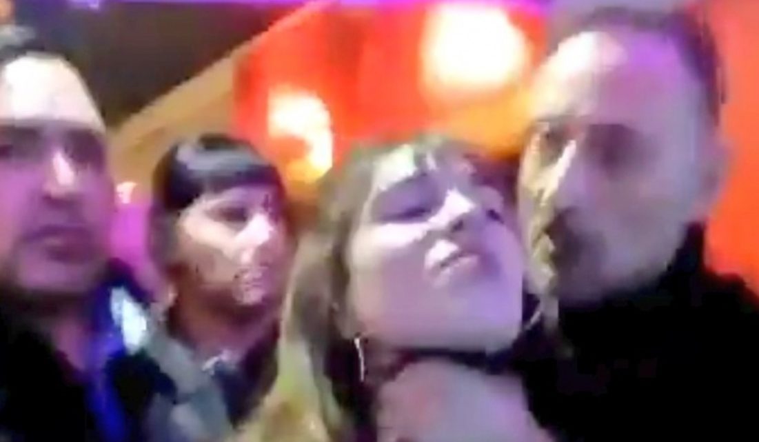 FILMAN A CUSTODIO DE MELELLA AHORCANDO A UNA JOVEN EN BOLICHE DE USHUAIA FILMAN A CUSTODIO DE MELELLA AHORCANDO A UNA JOVEN EN BOLICHE DE USHUAIA