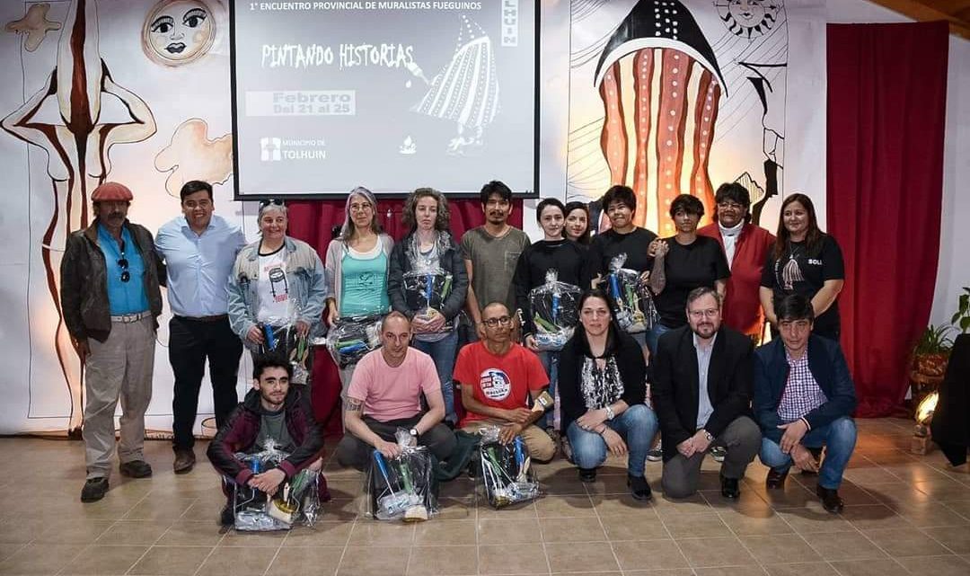 Tolhuin El Intendente Daniel Harrington y autoridades municipales presenciaron el lanzamiento del 1er Encuentro Provincial de Muralistas Fueguinos “Pintando Historias”, coordinado por la Dirección de Cultura y Educación del Municipio de Tolhuin. Tolhuin El Intendente Daniel Harrington y autoridades municipales presenciaron el lanzamiento del 1er Encuentro Provincial de Muralistas Fueguinos “Pintando Historias”, coordinado por la Dirección de Cultura y Educación del Municipio de Tolhuin.