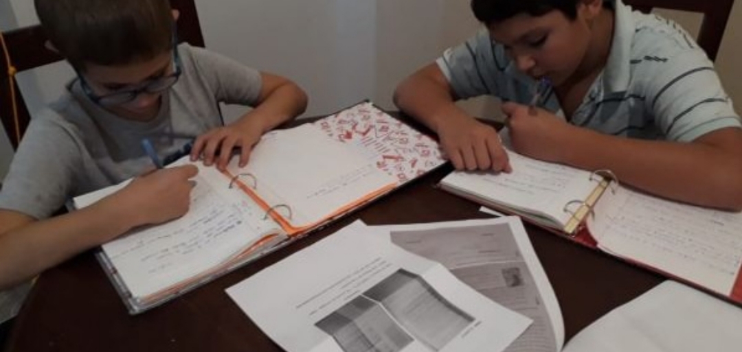 «¿Quién les paga a los padres por hacer de docentes?», el posteo al que le llovieron críticas «¿Quién les paga a los padres por hacer de docentes?», el posteo al que le llovieron críticas