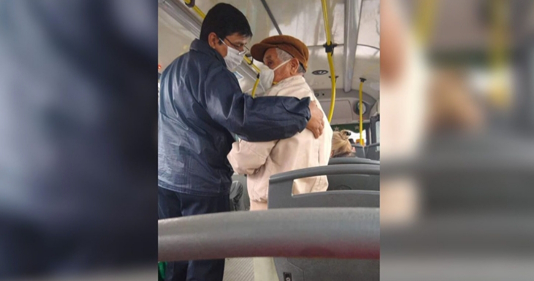 «Ya cobró, puede pagarse un remis», hicieron bajar a un abuelo de un colectivo «Ya cobró, puede pagarse un remis», hicieron bajar a un abuelo de un colectivo