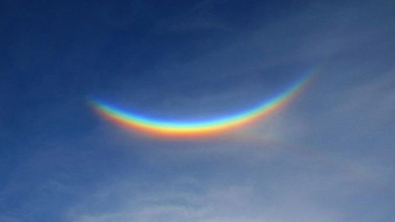 Apareció Un Arco Iris Al Revés En El Cielo De Italia: Qué Significa Este Extraño Fenómeno Apareció Un Arco Iris Al Revés En El Cielo De Italia: Qué Significa Este Extraño Fenómeno