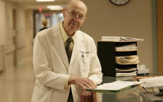 Tiene 98 Años, Es Médico Y Sigue Atendiendo Pacientes En Plena Pandemia Del Coronavirus Tiene 98 Años, Es Médico Y Sigue Atendiendo Pacientes En Plena Pandemia Del Coronavirus