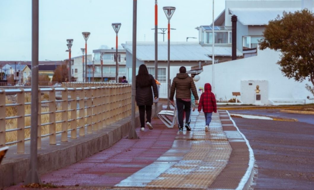 Quienes tengan terminación par de DNI, podrán salir los días pares y aquellos cuya finalización sea impar, lo harán los días impares Quienes tengan terminación par de DNI, podrán salir los días pares y aquellos cuya finalización sea impar, lo harán los días impares
