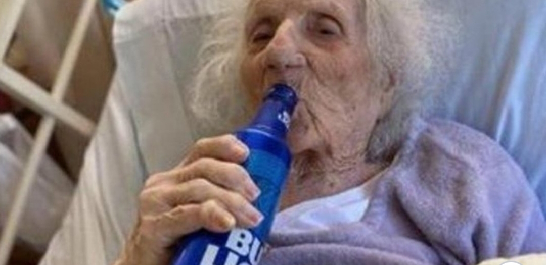 Una Tatarabuela De 103 Años Le Ganó Al Coronavirus Y Se Tomó Una Cerveza Helada Para Celebrar Una Tatarabuela De 103 Años Le Ganó Al Coronavirus Y Se Tomó Una Cerveza Helada Para Celebrar
