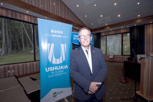 RECCHIA VALORÓ EL TRABAJO DE LA MUNICIPALIDAD PARA LOGRAR LOS 4 VUELOS DE AEROLÍNEAS ARGENTINAS A USHUAIA RECCHIA VALORÓ EL TRABAJO DE LA MUNICIPALIDAD PARA LOGRAR LOS 4 VUELOS DE AEROLÍNEAS ARGENTINAS A USHUAIA