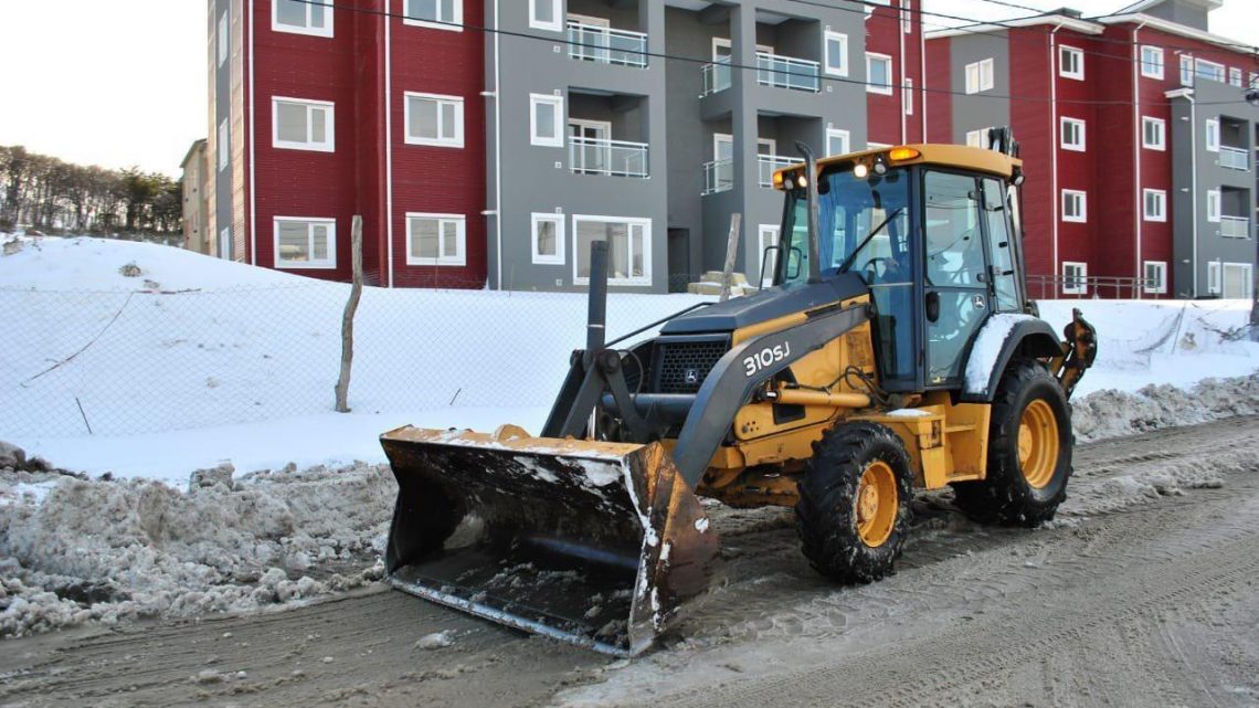 MÁS DE 130 MÁQUINAS Y VEHÍCULOS ESTARÁN AFECTADOS AL OPERATIVO INVIERNO EN USHUAIA MÁS DE 130 MÁQUINAS Y VEHÍCULOS ESTARÁN AFECTADOS AL OPERATIVO INVIERNO EN USHUAIA