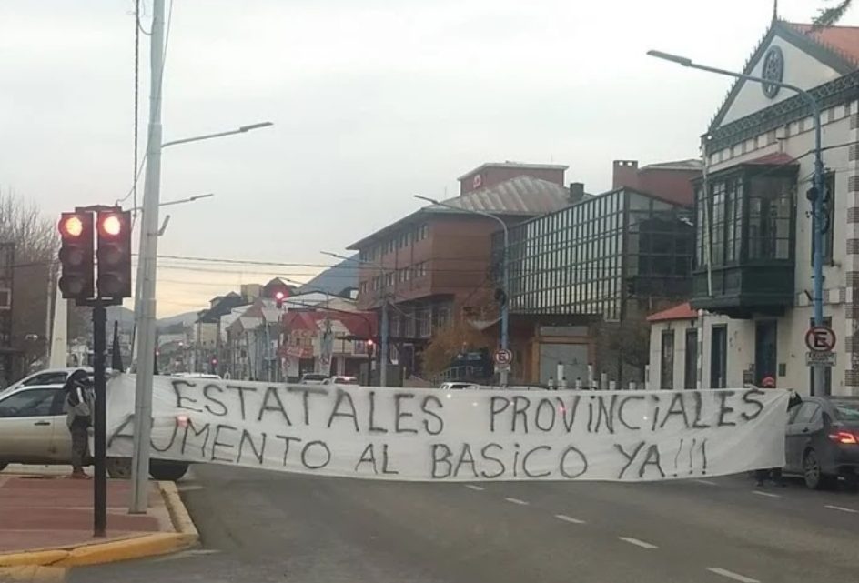 Estatales reclamaron en Ushuaia aumento salarial Estatales reclamaron en Ushuaia aumento salarial