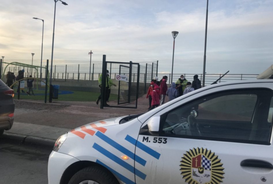 Familias coparon la Plaza del Delfín y tuvo que intervenir la Policía Familias coparon la Plaza del Delfín y tuvo que intervenir la Policía
