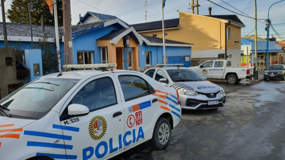 Policía detectó una maniobra de venta de drogas tipo “delivery” y los sospechosos huyeron abandonando su auto con marihuana Policía detectó una maniobra de venta de drogas tipo “delivery” y los sospechosos huyeron abandonando su auto con marihuana