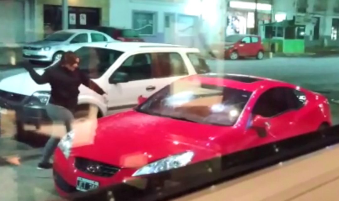 Encontró el auto de su ex en la puerta de un hotel y se lo destruyó a «palazos» Encontró el auto de su ex en la puerta de un hotel y se lo destruyó a «palazos»