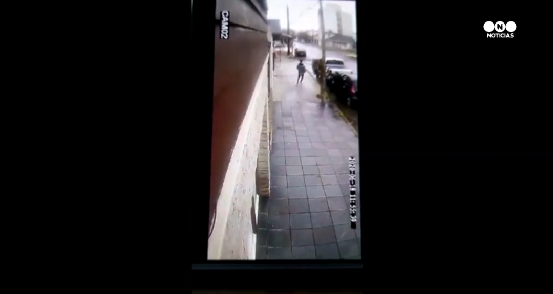 Violento asalto en Mar del Plata: Hijo salió en defensa de su padre y mató al ladrón. (Les advertimos que las imágenes pueden herir su sensibilidad) Violento asalto en Mar del Plata: Hijo salió en defensa de su padre y mató al ladrón. (Les advertimos que las imágenes pueden herir su sensibilidad)