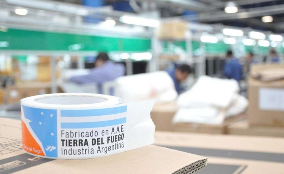 URGENTE: Los empleados de fábricas vuelven a trabajar 8 horas URGENTE: Los empleados de fábricas vuelven a trabajar 8 horas