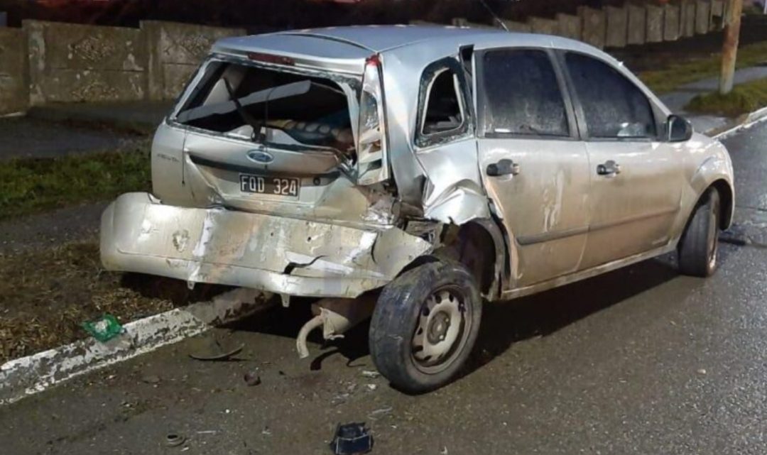 Conductora salió a probar el auto que iba a comprar, chocó un camión estacionado y se retiró del lugar Conductora salió a probar el auto que iba a comprar, chocó un camión estacionado y se retiró del lugar