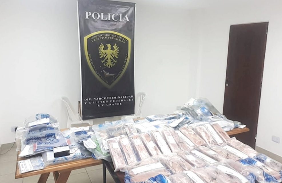 Policía desbarata banda y secuestra más de 20 kg de marihuana Policía desbarata banda y secuestra más de 20 kg de marihuana