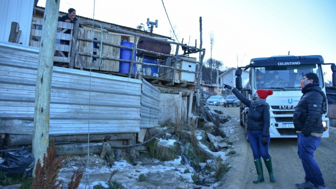 LA MUNICIPALIDAD DE USHUAIA ACERCÓ AGUA Y LEÑA A LOS BARRIOS ALTOS DE LA CIUDAD LA MUNICIPALIDAD DE USHUAIA ACERCÓ AGUA Y LEÑA A LOS BARRIOS ALTOS DE LA CIUDAD