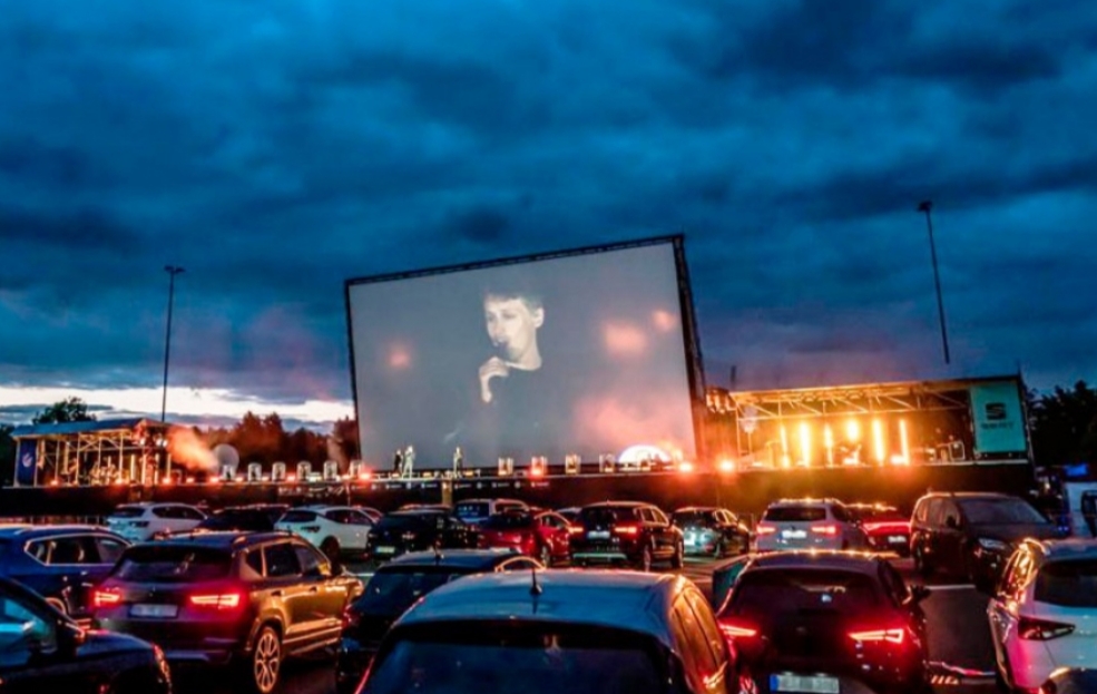 Noche de AUTOCINE en el estacionamiento de Carrefour de Río Grande Noche de AUTOCINE en el estacionamiento de Carrefour de Río Grande