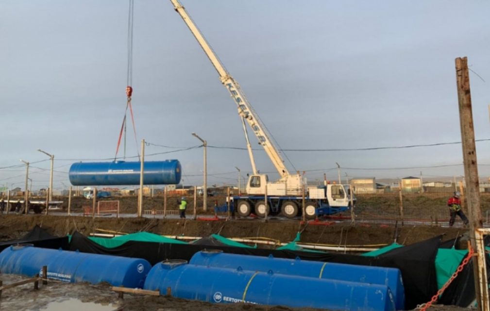 Colocaron los tanques de la YPF que se construye en Margen Sur Colocaron los tanques de la YPF que se construye en Margen Sur