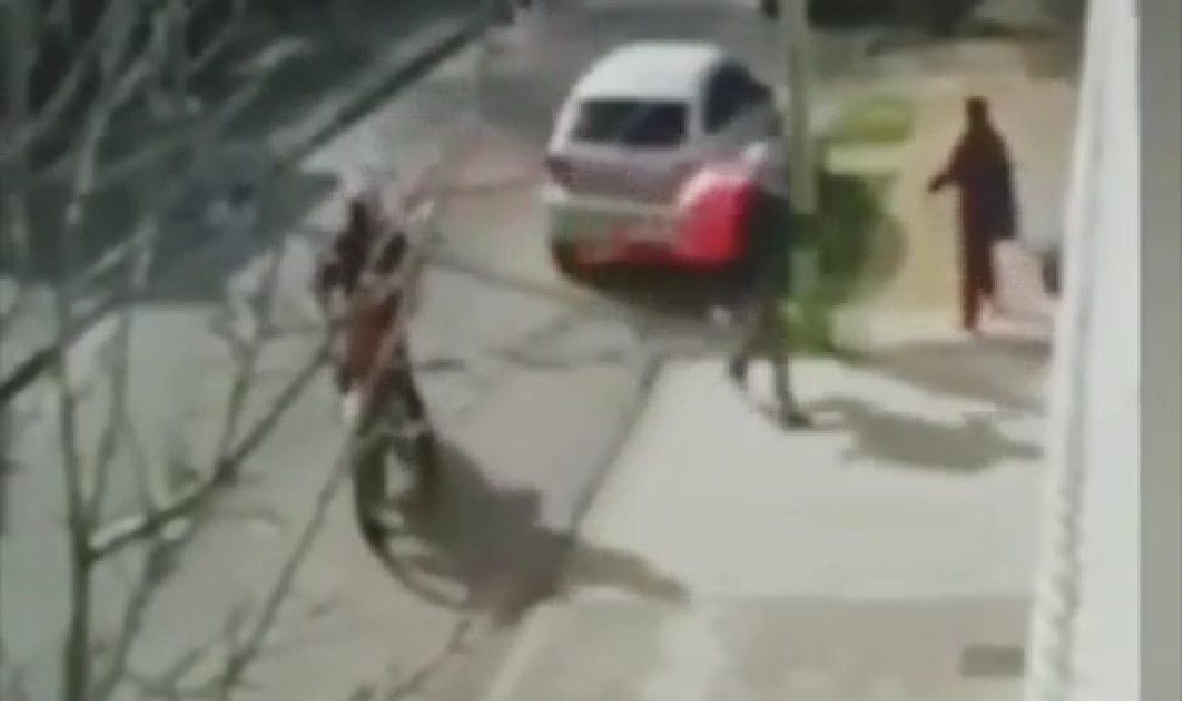 Video: un «sodero justiciero» vio que asaltaban a una mujer y atropelló con su camión a uno de los motochorros