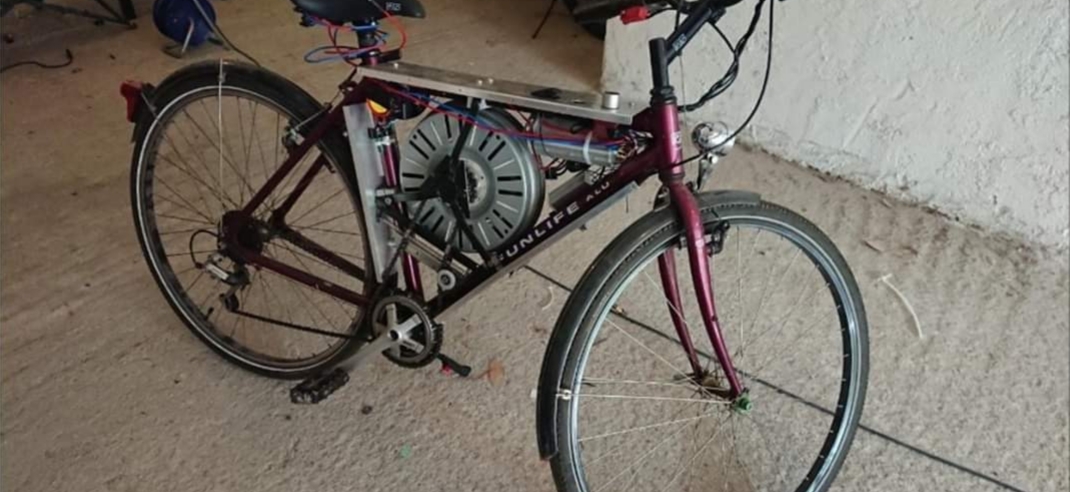 Usó el motor de un lavarropas para que su bici ande a 110 kilómetros por hora Usó el motor de un lavarropas para que su bici ande a 110 kilómetros por hora