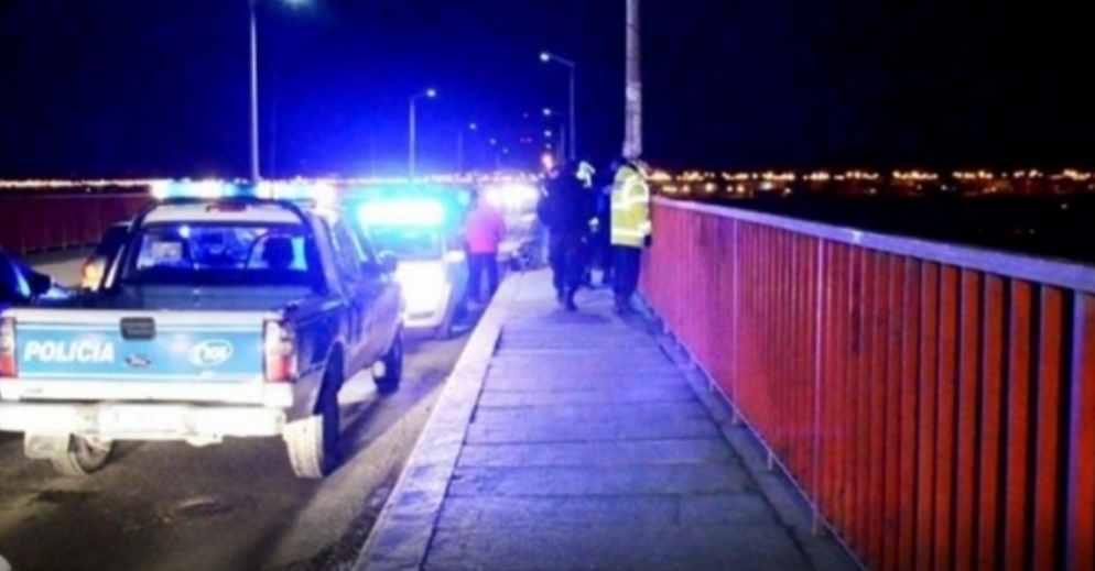 Una chica de 19 años fue rescatada por transeúntes ante presunto intento suicida en el puente Mosconi Una chica de 19 años fue rescatada por transeúntes ante presunto intento suicida en el puente Mosconi