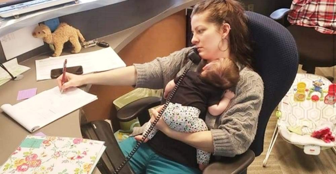 Lleva a su bebé recién nacida al trabajo sin darse cuenta de que su jefe le hacía una foto Lleva a su bebé recién nacida al trabajo sin darse cuenta de que su jefe le hacía una foto