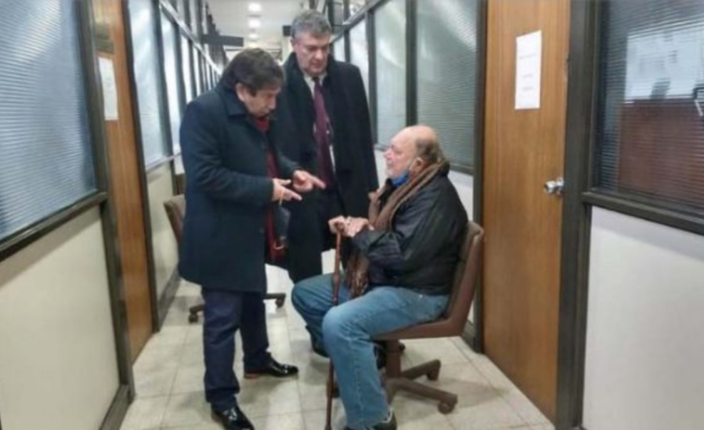 Crece la indignación por la detención del jubilado que mató a un ladrón que entró a su casa a robar mientras dormía Crece la indignación por la detención del jubilado que mató a un ladrón que entró a su casa a robar mientras dormía