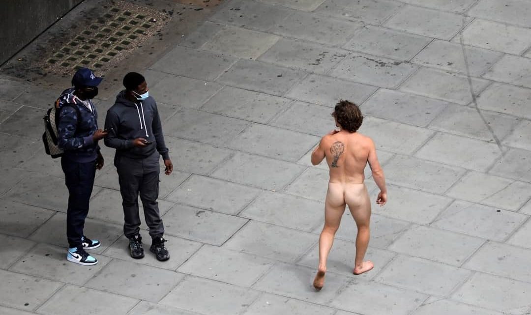 Coronavirus: caminó desnudo, solo con una mascarilla, para burlarse de la obligatoriedad de llevar barbijo Coronavirus: caminó desnudo, solo con una mascarilla, para burlarse de la obligatoriedad de llevar barbijo