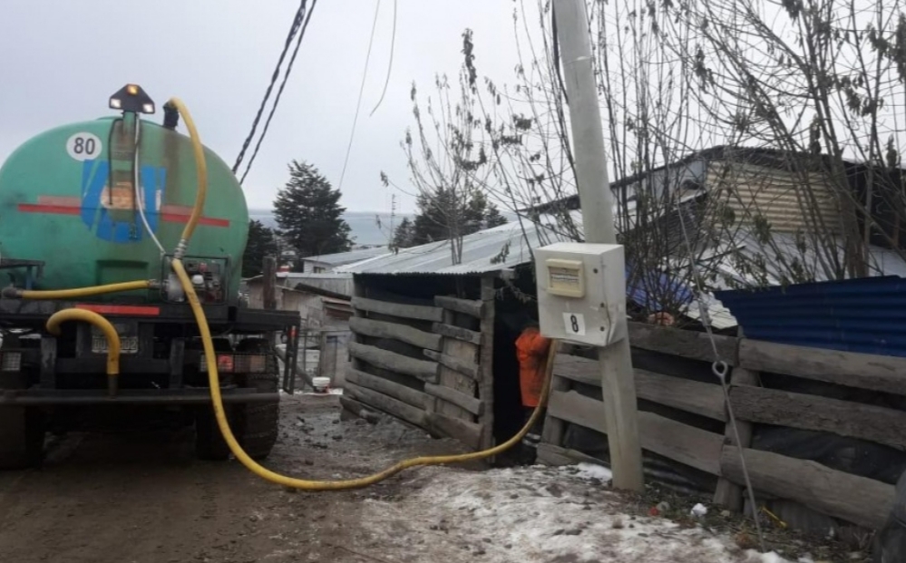 La Municipalidad de Ushuaia reorganiza guardias para repartir agua y leña en los barrios La Municipalidad de Ushuaia reorganiza guardias para repartir agua y leña en los barrios
