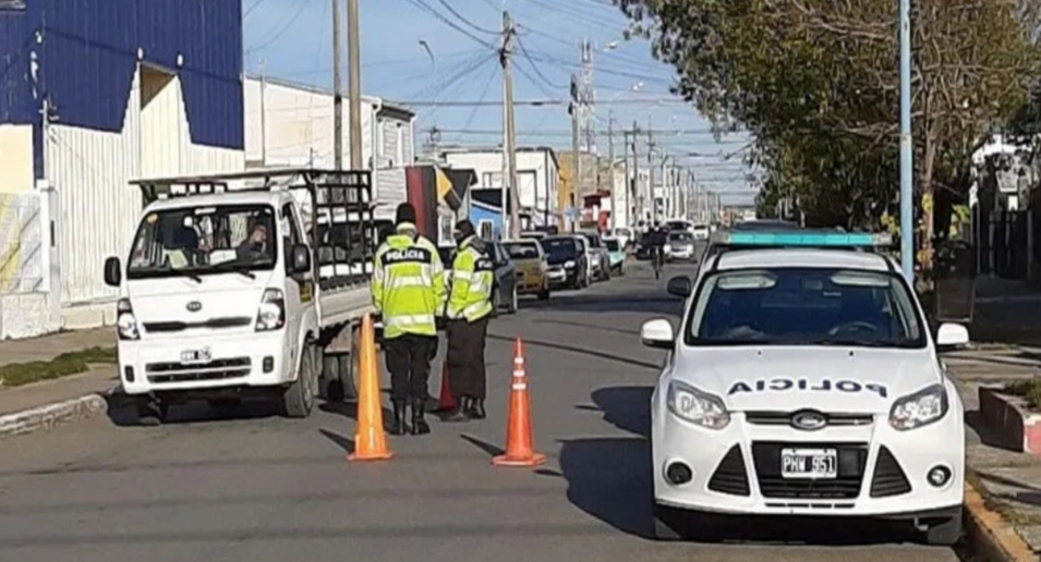 Tras el arribo de dos colectivos, Melella envió a la policía a la calle para «concientizar» Tras el arribo de dos colectivos, Melella envió a la policía a la calle para «concientizar»