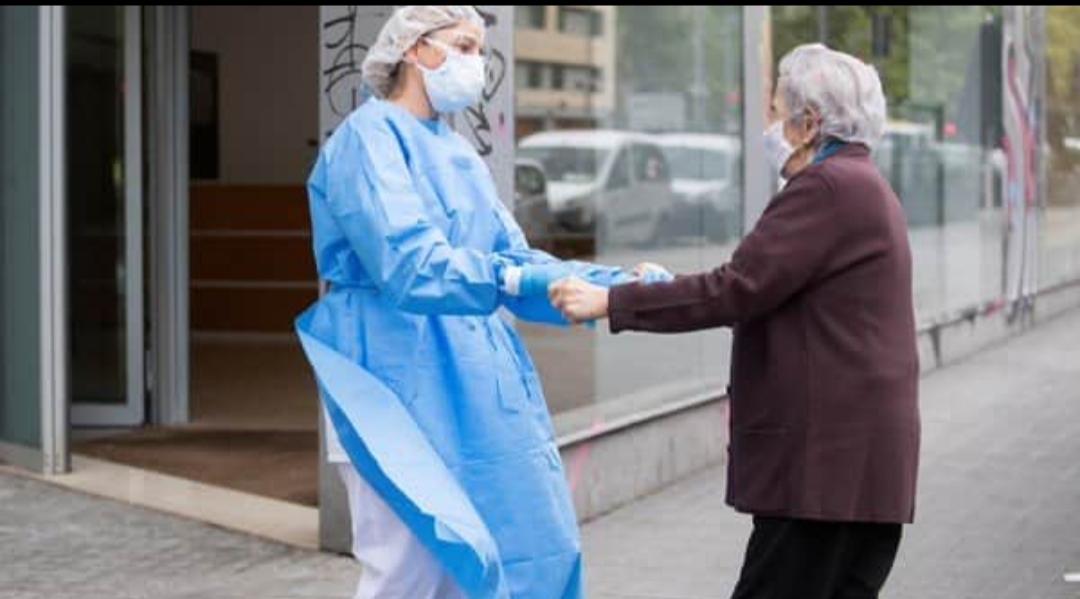 Murió un abuelo contagiado de coronavirus por su nieta de 20 años, que contrajo el Covid-19 en una fiesta Murió un abuelo contagiado de coronavirus por su nieta de 20 años, que contrajo el Covid-19 en una fiesta