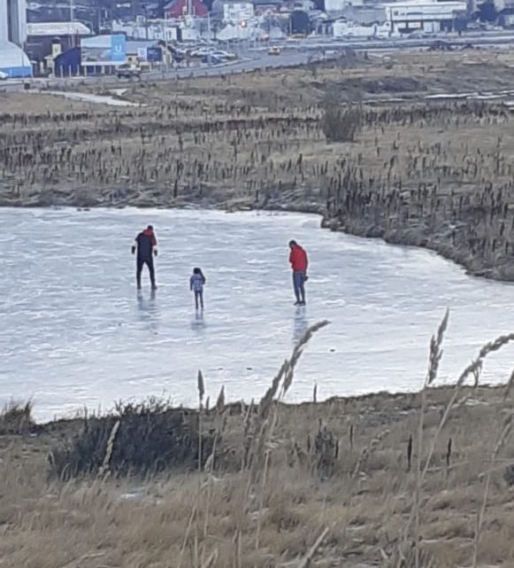 SE RECUERDA LA PROHIBICIÓN DE CAMINAR Y PATINAR SOBRE LA BAHÍA ENCERRADA SE RECUERDA LA PROHIBICIÓN DE CAMINAR Y PATINAR SOBRE LA BAHÍA ENCERRADA