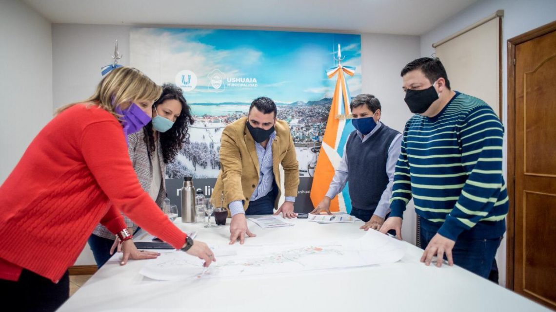 EL INTENDENTE WALTER VUOTO JUNTO A LOS CONCEJALES ANALIZARON EL PLAN DE OBRAS USHUAIA 2020-2021 EL INTENDENTE WALTER VUOTO JUNTO A LOS CONCEJALES ANALIZARON EL PLAN DE OBRAS USHUAIA 2020-2021