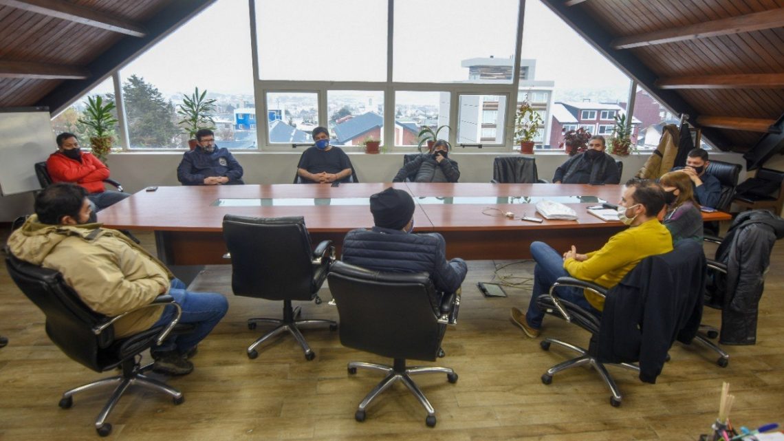 LA MUNICIPALIDAD DE USHUAIA RECIBIÓ A SINDICATOS Y SECTORES PORTUARIOS POR TRIPULANTES CON COVID-19 LA MUNICIPALIDAD DE USHUAIA RECIBIÓ A SINDICATOS Y SECTORES PORTUARIOS POR TRIPULANTES CON COVID-19
